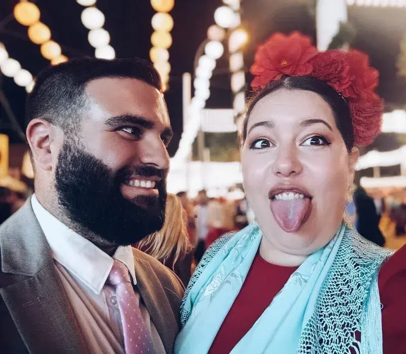 Amaranto mirando a Mireya que está enseñando la lengua