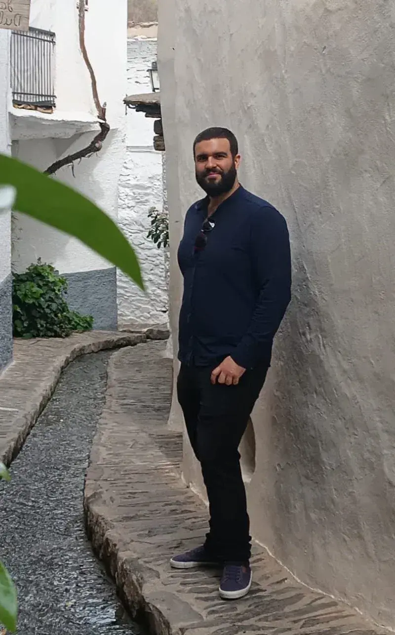 Amaranto posando en una calle