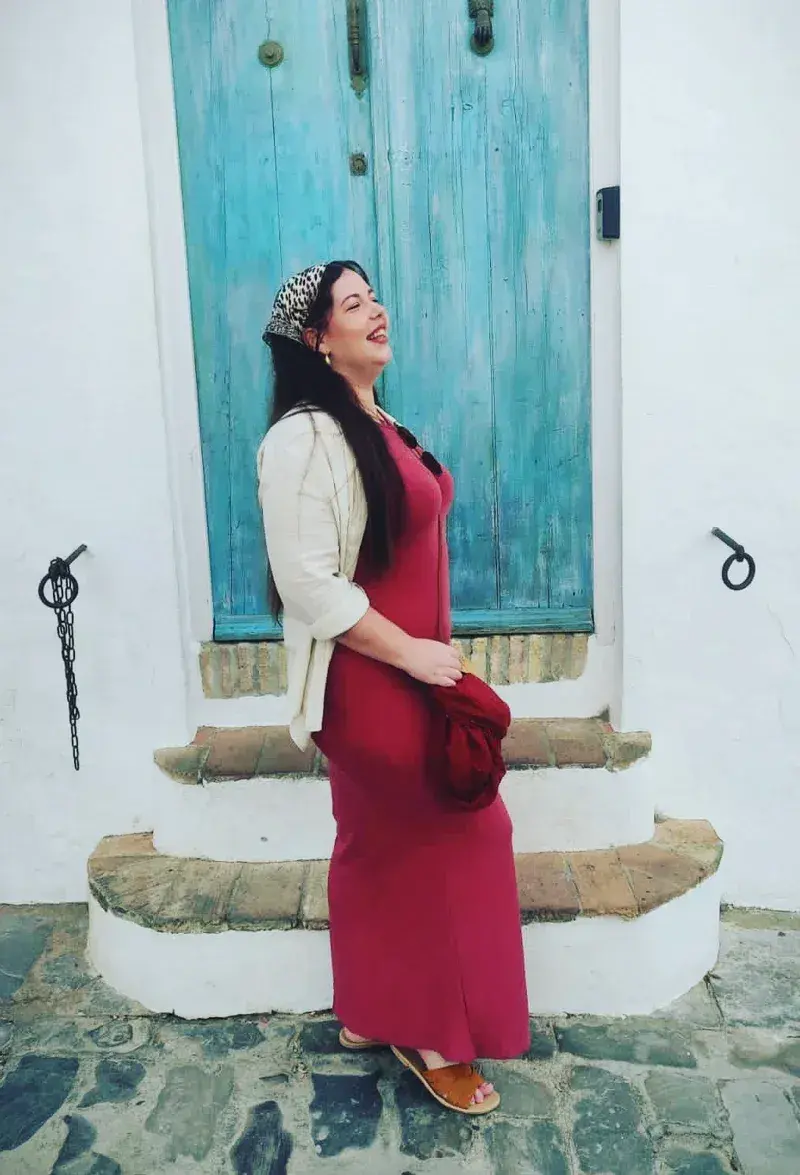 Mireya posando delante de una puerta azul